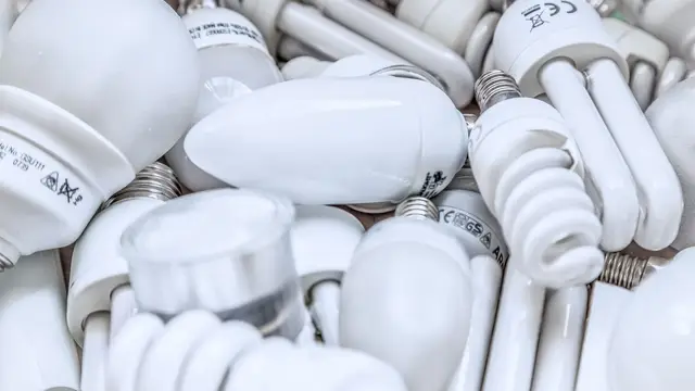 Como economizar na conta de luz: o que realmente faz diferença