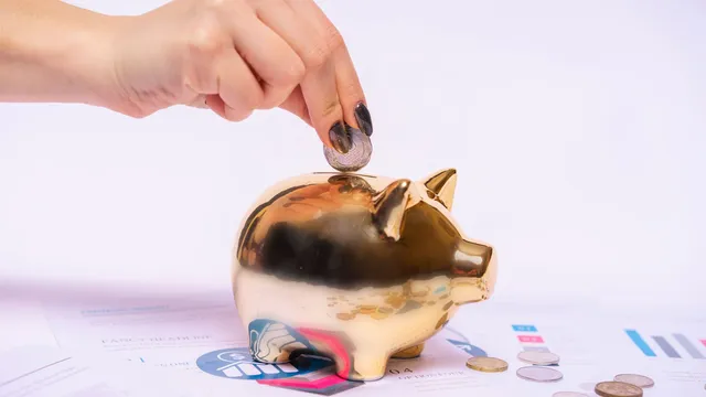 Como guardar dinheiro ganhando pouco: o método que funciona de verdade