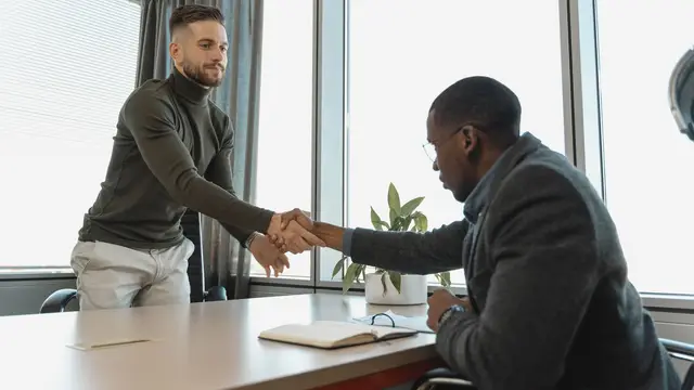 Como se sair bem na entrevista de emprego (guia prático)
